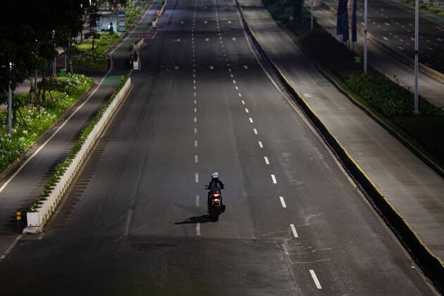 Virus Outbreak Indonesia A view of a main street during the imposition of COVID-19 restrictions, in Jakarta on 3 July 2021. On the first day of the imposition of the emergency restrictions, the main roads of Jakarta bore a deserted look as police installed barricades to limit the mobility of residents. Only individuals working in the essential sector are allowed to venture outside the home. Indonesia reported 27,913 new Covid-19 cases on Saturday to continue a record-breaking run in daily numbers since the first day of the month, as lockdown in stricken areas began to take place. Jakarta Indonesia hikmal-notitle210703_nppb2  Copyright: xAfriadixHikmalx