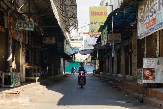 Emergency Public Activity Restriction Amid Covid 19 In Indonesia A resident passes a closed market during emergency public activity restriction amid COVID-19 pandemic in Salatiga city, Indonesia on July 4, 2021. Indonesian government imposes emergency public activity restriction on July 3-20, in Java and Bali with a number of regulations to reduce the spread of COVID-19. Salatiga City Indonesia wicaksono-notitle210704_npprB  Copyright: xGalihxYogax