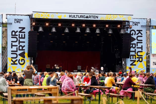 Die Bühne des Kulturgarten beim Auftritt von Olli Schulz im Rahmen des BonnLive Kulturgarten Open Air. Das Bonn Live Kulturgarten Open Air Festival 2021 ist ein Festival unter Corona-Auflagen wegen der Covid-19 Pandemie. Bonn, 03.07.2021
