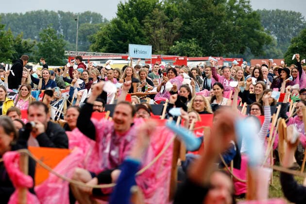 Fans wirbeln jubelnd ihre Masken durch die Luft bei Olli Schulz bei seinem Auftritt im Rahmen des BonnLive Kulturgarten Open Air. Das Bonn Live Kulturgarten Open Air Festival 2021 ist ein Festival unter Corona-Auflagen wegen der Covid-19 Pandemie. Bonn, 03.07.2021