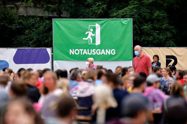 Notausgang beim Auftritt von Olli Schulz im Rahmen des BonnLive Kulturgarten Open Air. Das Bonn Live Kulturgarten Open Air Festival 2021 ist ein Festival unter Corona-Auflagen wegen der Covid-19 Pandemie. Viele Veranstalter hoffen auf nachhaltige Lockerungen für die Eventbranche, da sie wegen der Coronaregeln Umsatzeinbußen zu verzeichnen haben. (Symbolbild, Themenbild) Bonn, 03.07.2021