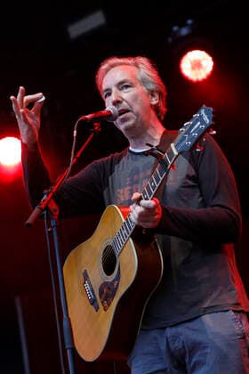 Olli Schulz bei seinem Auftritt im Rahmen des BonnLive Kulturgarten Open Air. Das Bonn Live Kulturgarten Open Air Festival 2021 ist ein Festival unter Corona-Auflagen wegen der Covid-19 Pandemie. Bonn, 03.07.2021