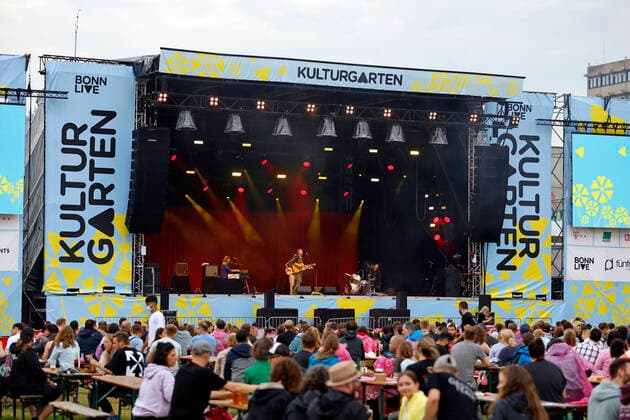 Die Bühne des Kulturgarten beim Auftritt von Olli Schulz im Rahmen des BonnLive Kulturgarten Open Air. Das Bonn Live Kulturgarten Open Air Festival 2021 ist ein Festival unter Corona-Auflagen wegen der Covid-19 Pandemie. Bonn, 03.07.2021