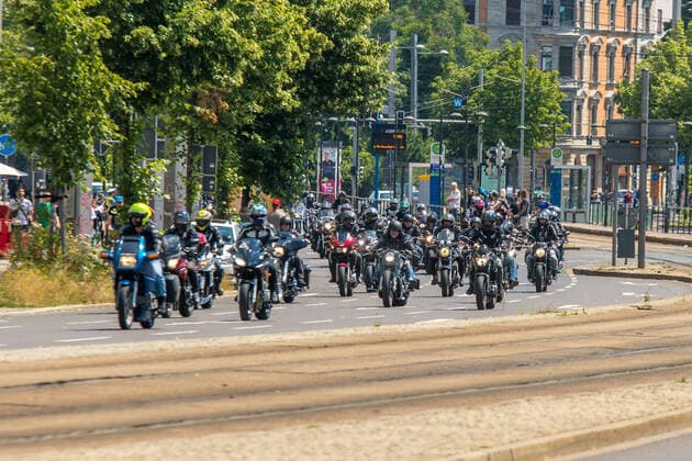 Bilder des Jahres 2021, News 07 Juli News Themen der Woche KW26 News Bilder des Tages Motorraddemonstration in Leipzig. Mehr als 10000 Motorradfahrer demonstrieren zur Stunde in Leipzig gegen ein geplantes Lautstärkeverbot bei Motorrädern. 2020 kamen bei einer ähnlichen Demo 16000 Menschen. Die Polizei sichert die Straßen ab, es kommt zu einem Verkehrschaos *** Motorcycle demonstration in Leipzig More than 10000 motorcyclists are currently demonstrating in Leipzig against a planned ban on the volume of motorcycles In 2020, a similar demonstration was attended by 16000 people Police secure the streets, traffic chaos ensues