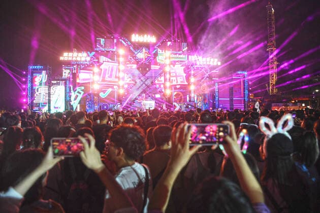 Bilder des Jahres 2021, Entertainment 07 Juli WUHAN, CHINA - JULY 03: Tourists watch performance during an electronic music festival at Wuhan Happy Valley on July 3, 2021 in Wuhan, Hubei Province of China.  Copyright: xVCGx CFP111337415056