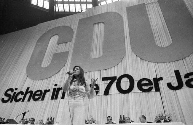 Sicher in die 70er Jahre 1969 DEU, Deutschland, Dortmund: Mit dem Slogan Sicher in die 70er Jahre stieg die CDU , hier in Dortmund im Jahre 1969 in den Wahlkampf zum Bundestag ein. DEU, Germany, Dortmund: The CDU, here in Dortmund in 1969, entered the election campaign for the Bundestag with the slogan Safe into the 70s . NRW *** Safe into the 70s 1969 DEU, Germany, Dortmund With the slogan Safe into the 70s the CDU, here in Dortmund in 1969, entered the election campaign for the Bundestag with the slogan Safe into the 70s NRW