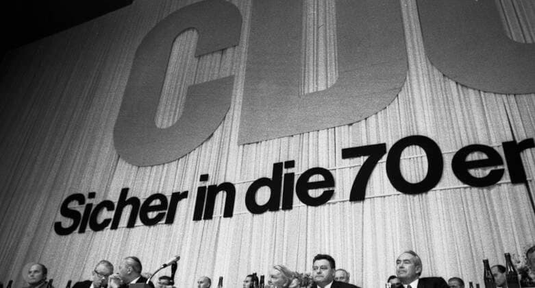 Sicher in die 70er Jahre 1969 DEU, Deutschland, Dortmund: Mit dem Slogan Sicher in die 70er Jahre stieg die CDU , hier in Dortmund im Jahre 1969 in den Wahlkampf zum Bundestag ein. DEU, Germany, Dortmund: The CDU, here in Dortmund in 1969, entered the election campaign for the Bundestag with the slogan Safe into the 70s . NRW *** Safe into the 70s 1969 DEU, Germany, Dortmund With the slogan Safe into the 70s the CDU, here in Dortmund in 1969, entered the election campaign for the Bundestag with the slogan Safe into the 70s NRW