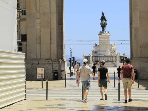 July 4, 2021, Lisbon, Portugal: Summer Sunday and pleasant weather attract tourists to Square Comercio, one of the most charming options in Lisbon on banks of Tejo River, on Sunday (4), as restaurants are closing early due to restrictions imposed by Coronavirus pandemic.  Copyright: xEdsonxdexSouzax