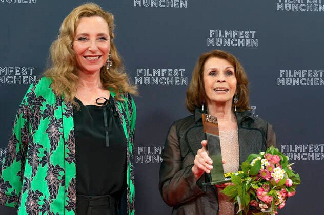 Diana Iljine und Senta Berger bei der Verleihung vom CineMerit Award an Senta Berger auf dem 38. Filmfest München 2021 im Gasteig. München, 04.07.2021