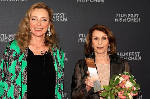 Diana Iljine und Senta Berger bei der Verleihung vom CineMerit Award an Senta Berger auf dem 38. Filmfest München 2021 im Gasteig. München, 04.07.2021