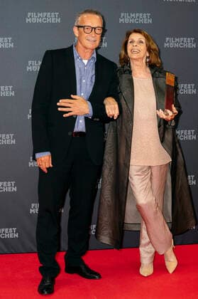 Michael Roll und Senta Berger bei der Verleihung vom CineMerit Award an Senta Berger auf dem 38. Filmfest München 2021 im Gasteig. München, 04.07.2021