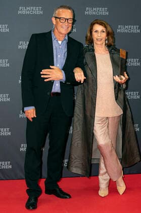 Michael Roll und Senta Berger bei der Verleihung vom CineMerit Award an Senta Berger auf dem 38. Filmfest München 2021 im Gasteig. München, 04.07.2021