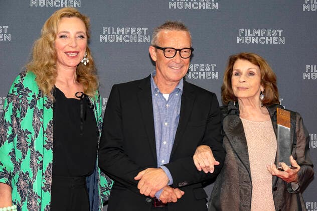 Diana Iljine, Michael Roll und Senta Berger bei der Verleihung vom CineMerit Award an Senta Berger auf dem 38. Filmfest München 2021 im Gasteig. München, 04.07.2021