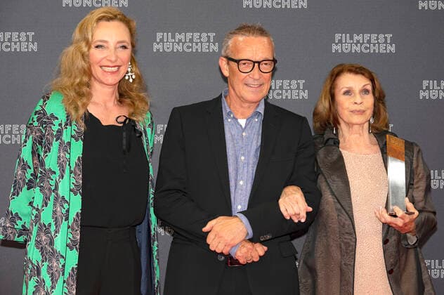 Diana Iljine, Michael Roll und Senta Berger bei der Verleihung vom CineMerit Award an Senta Berger auf dem 38. Filmfest München 2021 im Gasteig. München, 04.07.2021