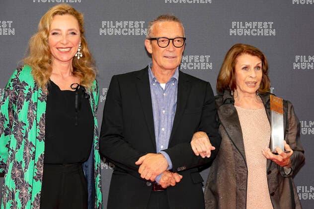 Diana Iljine, Michael Roll und Senta Berger bei der Verleihung vom CineMerit Award an Senta Berger auf dem 38. Filmfest München 2021 im Gasteig. München, 04.07.2021