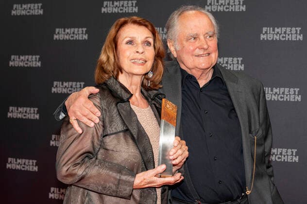 Bilder des Jahres 2021, Entertainment 07 Juli Entertainment Bilder des Tages Senta Berger mit Ehemann Michael Verhoeven bei der Verleihung vom CineMerit Award an Senta Berger auf dem 38. Filmfest München 2021 im Gasteig. München, 04.07.2021 *** Senta Berger with husband Michael Verhoeven at the presentation of the CineMerit Award to Senta Berger at the 38 Filmfest München 2021 in Gasteig Munich, 04 07 2021 Foto:xN.xKolinzx xFuturexImage