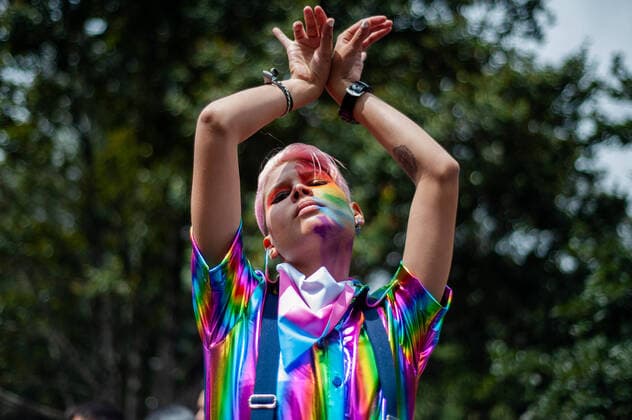 Bilder des Jahres 2021, News 07 Juli News Themen der Woche KW26 News Bilder des Tages International Pride Day Celebrations In Colombia A demonstrator poses for some photos while using clothes and make-up with the LGTBIQ pride flag colors during the international pride day celebrations and protests in Bogota, Colombia, on July 4, 2021. Bogota Cundinamarca Colombia barrossalamanca-internat210704_nprf3  Copyright: xSebastianxBarrosx