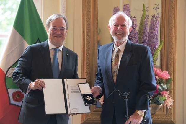 Ministerpraesident Armin LASCHET, zeichnet Prof. Dr. Dr. Ernst-Ulrich von WEIZSAECKER, Wissenschaftler und Ehrenpraesident des Club of Rome, , aus Ministerpraesident Armin Laschet zeichnet Buergerinnen und Buerger aus Nordrhein-Westfalen fuer ihr aussergewoehnliches Engagement fuer die Gesellschaft mit dem Verdienstorden des Landes aus, Verleihung des Verdienstordens des Landes Nordrhein-Westfalen in Duesseldorf am 28.06.2021 a