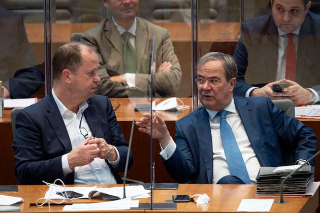 v.l. Dr. Joachim STAMP, FDP, Minister fuer Kinder, Familie, Fluechtlinge und Integration des Landes Nordrhein-Westfalen und Stellvertretender Ministerpraesident, Armin LASCHET, CDU, Ministerpraesident des Landes Nordrhein-Westfalen Aktuelle Stunde zum Thema ,,Journalisten beklagen Uebergriffe der Polizei waehrend der Demonstration gegen den Regierungsentwurf fuer ein Versammlungsgesetz - Was sagt die Landesregierung zu den erhobenen Vorwuerfen?,, und ,,Demonstration gegen das Versammlungsgesetz Landesregierung muss Vorwuerfe aufklaeren,, 135. Plenarsitzung im Landtag Nordrhein-Westfalen NRW, Duesseldorf am 01.07.2021,