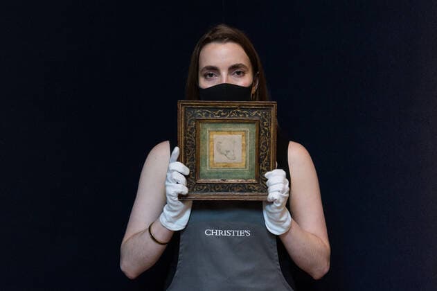 Bilder des Jahres 2021, News 07 Juli Entertainment Bilder des Tages Christie s Classic Week Sales In London LONDON, UNITED KINGDOM - JULY 05, 2021: A staff member holds a drawing titled Head of a Bear by Leonardo da Vinci (1452-1519), estimate: Â£8,000,000 - 12,000,000 during a photo call for Classic Week at Christie s auction house, a marquee series of nine auctions which feature works of art from antiquity to the 20th century on July 05, 2021 in London, England. London Greater London United Kingdom szymanowicz-christie210705_npNJF  Copyright: xWIktorxSzymanowiczx
