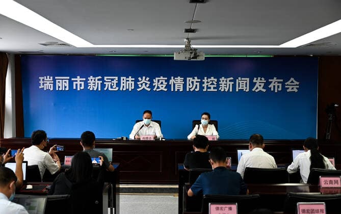 (210705) -- RUILI, July 5, 2021 -- Photo shows the press conference on the COVID-19 prevention and control held in Ruili City, southwest China s Yunnan Province, July 5, 2021. Ruili City on Monday imposed entry and exit restrictions after the emergence of new COVID-19 cases. The city reported three new locally transmitted confirmed COVID-19 cases on Sunday. Authorities have asked people to refrain from entering or leaving the city unless necessary. ) CHINA-YUNNAN-RUILI-PRESS CONFERENCE-COVID-19 (CN) WangxGuansen 