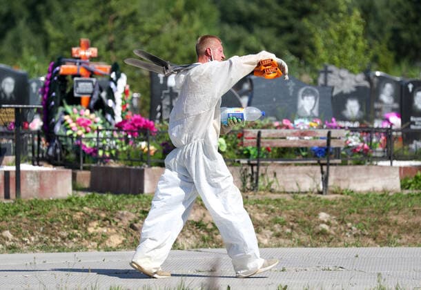 ST PETERSBURG, RUSSIA - JULY 5, 2021: A worker in a protective suit is seen before a funeral of deceased COVID-19 patients at the Novoye Kolpinskoye cemetery. Peter Kovalev TASS  TS10732C
