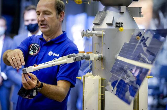 News Bilder des Tages A scale model of the European Robotic Arm (ERA) is being demonstrated in Noordwijk, The Netherlands, 6 July 2021, during a meeting with State Secretary Mona Keijzer (EZ and Climate) who is responsible for space. After launch, the robotic arm must perform various tasks on the outside of the ISS space station. ANP ROBIN VAN LONKHUIJSEN Copyright: xHollandsexHoogtex xxANPx x433425394x