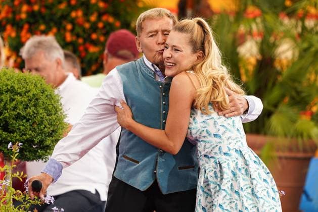 ARD Fernsehunterhaltungsshow Immer wieder sonntags - Staffel 4, vor rund 400 Livebesuchern Eberhard Hertel, Stefanie Hertel ARD Fernsehunterhaltungsshow Immer wieder sonntags - Staffel 4, vor rund 400 Livebesuchern, Deutschland, Rust, Europapark, Baden Wuerttemberg,04.07.2021 *** ARD television entertainment show Immer wieder sonntags season 4, in front of about 400 live visitors Eberhard Hertel, Stefanie Hertel ARD television entertainment show Immer wieder sonntags season 4, in front of about 400 live visitors, Germany, Rust, Europapark, Baden Wuerttemberg,04 07 2021