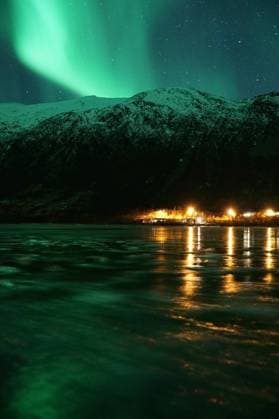 IMAGO Creative: Reflexionen - Natur Spectacular green Northern Lights in Tromso Copyright: xMariannaxJaszczukx Model Released