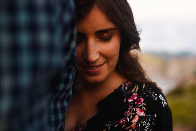 Creative Highlights Symbolbilder Happy peaceful young Hispanic female cuddling to unrecognizable beloved man while spending romantic time together in nature, Model released Copyright: xOierxAsox MR