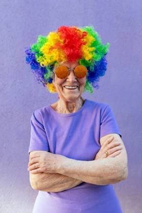 Creative Highlights Symbolbilder Content senior female athlete in modern sunglasses and bright wig standing with folded arms on purple background Copyright: xSergioxVictorxVegax Model Released