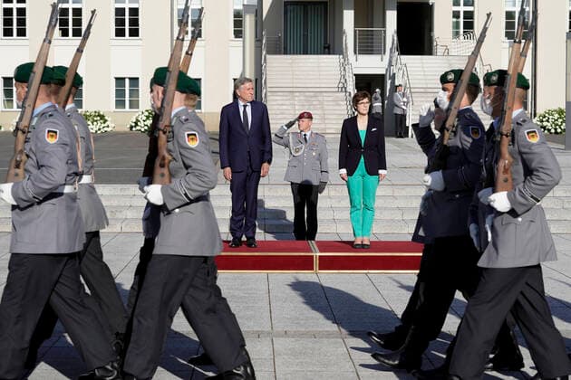Bilder des Jahres 2021, News 07 Juli News Bilder des Tages Bundesministerin der Verteidigung empfaengt den Verteidigungsminister des Grossherzogtum Luxemburg zu einem offiziellem Besuch Aktuell, 05.07.2021, Berlin, Bundesministerin der Verteidigung Annegret Kramp-Karrenbauer empfaengt mit militaerischen Ehren den Verteidigungsminister des Grossherzogtum Luxemburg Francois Bausch zu einem offiziellem Besuch im Bundesverteidigungsministerium Berlin Berlin Deutschland *** Federal Minister of Defence receives the Minister of Defence of the Grand Duchy of Luxembourg on an official visit News, 05 07 2021, Berlin, Federal Minister of Defence Annegret Kramp Karrenbauer receives with military honours the Minister of Defence of the Grand Duchy of Luxembourg Francois Bausch on an official visit to the Federa