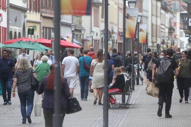 Die Menschen nutzen das warme Wetter zumeist ohne Masken in der vollen Einkaufsstraße und Fußgängerzone Hauptstraße in der Innenstadt von Heidelberg, Baden Württemberg, Deutschland