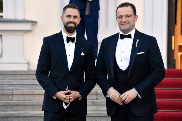 Jens Spahn mit Ehemann Daniel Funke bei der Ankunft zum Staatsbankett zu Ehren von König Willem-Alexander der Niederlande und Königin Maxima, gegeben vom Bundespräsidenten und Elke Büdenbender im Schloss Bellevue. Berlin, 05.07.2021 *** Jens Spahn with husband Daniel Funke arriving at the state banquet in honour of King Willem Alexander of the Netherlands and Queen Maxima, given by the German President and Elke Büdenbender at Bellevue Palace Berlin, 05 07 2021 Foto:xF.xKernx xFuturexImage