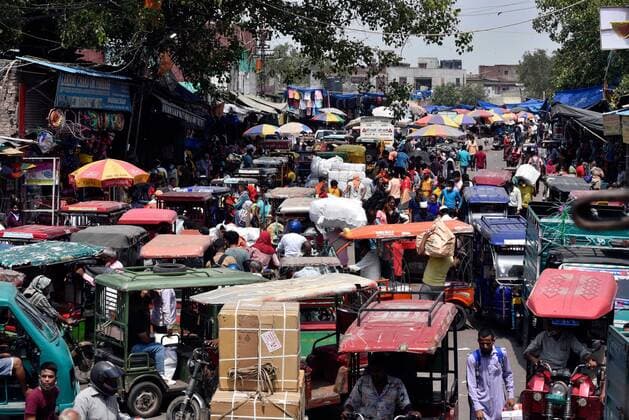NEW DELHI, INDIA - JULY 5: People flout Covid-19 protocols as they shop at Sarojini Nagar market after further ease in lockdown norms, on July 5, 2021 in New Delhi, India. (Photo by Sanjeev Verma Hindustan Times) People Crowd Markets, Flout Covid Norms After Ease In Lockdown Restrictions