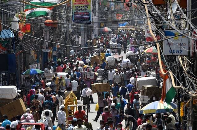NEW DELHI, INDIA - JULY 5: People flout Covid-19 protocols as they shop at Sarojini Nagar market after further ease in lockdown norms, on July 5, 2021 in New Delhi, India. (Photo by Sanjeev Verma Hindustan Times) People Crowd Markets, Flout Covid Norms After Ease In Lockdown Restrictions