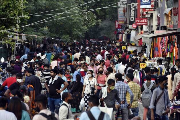 NEW DELHI, INDIA - JULY 5: People flout Covid-19 protocols as they shop at Sarojini Nagar market after further ease in lockdown norms, on July 5, 2021 in New Delhi, India. (Photo by Sanjeev Verma Hindustan Times) People Crowd Markets, Flout Covid Norms After Ease In Lockdown Restrictions