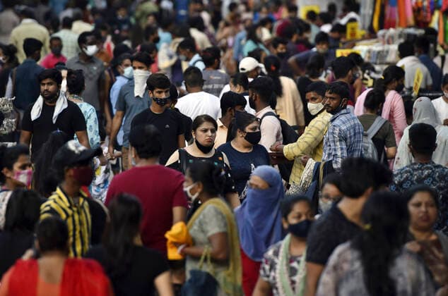 NEW DELHI, INDIA - JULY 5: Shoppers seen flouting Covid-19 protocols as they shop at Sarojini Nagar market after further ease in lockdown norms, on July 5, 2021 in New Delhi, India. (Photo by Sanjeev Verma Hindustan Times) People Crowd Markets, Flout Covid Norms After Ease In Lockdown Restrictions