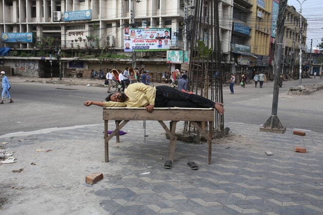 July 6, 2021, Dhaka, Bangladesh: A homeless man is sleeping on the middle of a traffic island during the lockdown at Gulistan area in Dhaka, Bangladesh. Dhaka Bangladesh - ZUMAh355 20210706_zip_h355_009 Copyright: xMd.xRakibulxHasanx