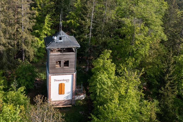Aussichtsturm Bismarckturm Sitzendorf Der Bismarckturm Sitzendorf gehört zu den zwei ältesten erhaltenen Bismarcktürmen in Deutschland. Er wurde 1895 als namenloser Aussichtsturm vom Thüringer - Wald Verein Blechhammer- Sitzendorf oberhalb der Marienhöhe auf dem Sommerberg errichtet und im gleichen Jahr auf den Namen Bismarckturm geweiht. Das Ausflugsziel bietet einen herrlichen Ausblick auf Sitzendorf, das Schwarzatal und das Sorbitztal. Sitzendorf Thüringen DEUTSCHLAND *** Observation Tower Bismarck Tower Sitzendorf The Bismarck Tower Sitzendorf is one of the two oldest preserved Bismarck towers in Germany It was built in 1895 as a nameless observation tower by the Thuringian Forest Association Blechhammer Sitzendorf above the Ma
