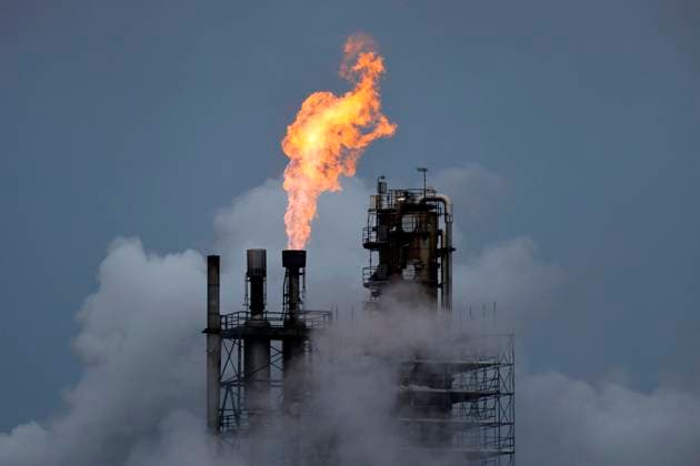 IMAGO Nature: Unsere Erde, Ressourcen, Erdöl Hochfackel an der Shell Rheinland Raffinerie bei der Inbetriebnahme der Wasserstoffelektrolyse REFHYNE Anlage von Shell am Standort in Wesseling. (Themenbild, Symbolbild) Wesseling, 02.07.2021 *** High flare at the Shell Rheinland refinery during the commissioning of Shells REFHYNE hydrogen electrolysis plant at the Wesseling site Theme image, symbol image Wesseling, 02 07 2021 Foto:xC.xHardtx xFuturexImage
