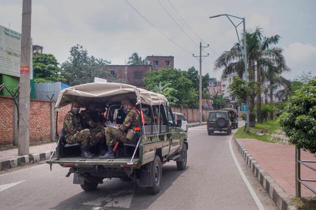 Lockdown In Bangladesh Bangladesh Army is moving all over the city to maintain strict lockdown on July 6, 2021 in Dhaka, Bangladesh. On 6th July 2021, second-highest in death tolls and highest in new cases(163 deaths with 11,525 new cases) in a day in Bangladesh since the pandemic began. All departments of the law enforcement battalion are implying several legal actions so that general people stay home. In reality, the number of people and vehicles increased a lot. Dhaka Bangladesh karim-notitle210706_npDS0  Copyright: xIstiakxKarimx