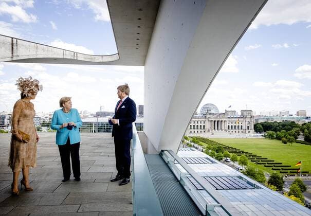 BERLIN - King Willem-Alexander and Queen Maxima meet Chancellor Angela Merkel. The three-day state visit to Berlin concludes a series of state visits since the royal couple were inaugurated in 2013. ANP ROYAL IMAGES PATRICK VAN KATWIJK POOL *** BERLIN King Willem Alexander and Queen Maxima meet Chancellor Angela Merkel The three day state visit to Berlin concludes a series of state visits since the royal couple were inaugurated in 2013 ANP ROYAL IMAGES PATRICK VAN KATWIJK POOL  Copyright: xHollandsexHoogtex xxANPx x433469709x