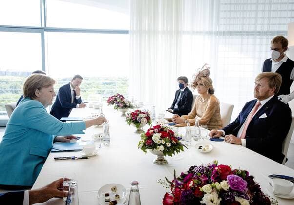 BERLIN - King Willem-Alexander and Queen Maxima meet Chancellor Angela Merkel. The three-day state visit to Berlin concludes a series of state visits since the royal couple were inaugurated in 2013. ANP ROYAL IMAGES PATRICK VAN KATWIJK POOL *** BERLIN King Willem Alexander and Queen Maxima meet Chancellor Angela Merkel The three day state visit to Berlin concludes a series of state visits since the royal couple were inaugurated in 2013 ANP ROYAL IMAGES PATRICK VAN KATWIJK POOL  Copyright: xHollandsexHoogtex xxANPx x433471731x