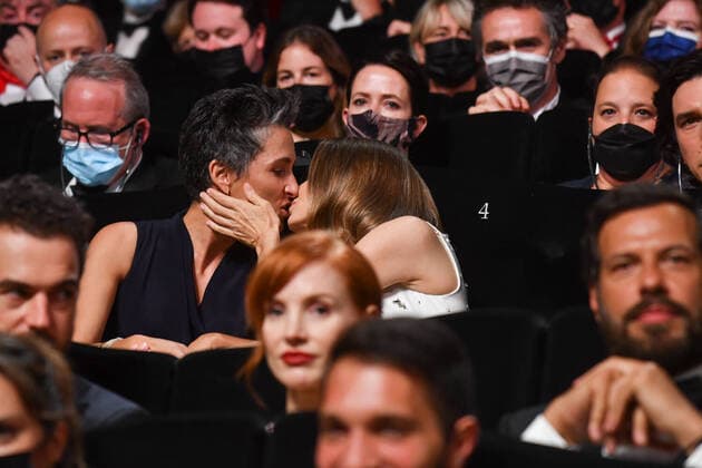 Bilder des Jahres 2021, Entertainment 07 Juli Entertainment Bilder des Tages 74eme Festival International du Film de Cannes. Ceremonie d ouverture. 74th Cannes Film festival. Opening cermony Jodie Foster with her wife : kiss 269759 2021-07-06 Cannes France Foster, Jodie; Hedison, Alexandra  Copyright: xSergexArnalx xStarfacex STAR_269759_008