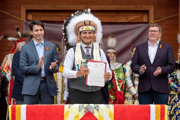 Bilder des Jahres 2021, News 07 Juli News Bilder des Tages July 6, 2021, Cowessess First Nation, SK, Canada: Prime Minister Justin Trudeau, left to right, Chief Cadmus Delorme and Saskatchewan Premier Scott Moe sign a document of a transfer of control over children in care to the community during a ceremony, in Cowessess First Nation, Sask., Tuesday, July 6, 2021. Cowessess is also the site of a former residential school where, last month, ground-penetrating radar detected a potential 751 unmarked graves. Cowessess First Nation Canada  - ZUMAc35_ 20210706_zaf_c35_072 Copyright: xLiamxRichardsx