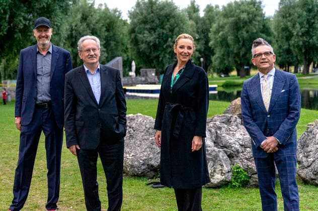 Peter von Schall-Riaucour, Christian Ude, Diana Iljine und Götz Alsmann bei der Verleihung vom Margot-Hielscher-Preis an Franka Potente auf dem 38. Filmfest München 2021 im Open Air Kino am Olympiasee. München, 06.07.2021