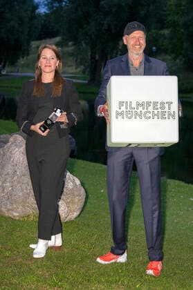 Franka Potente und Peter von Schall-Riaucour bei der Verleihung vom Margot-Hielscher-Preis an Franka Potente auf dem 38. Filmfest München 2021 im Open Air Kino am Olympiasee. München, 06.07.2021