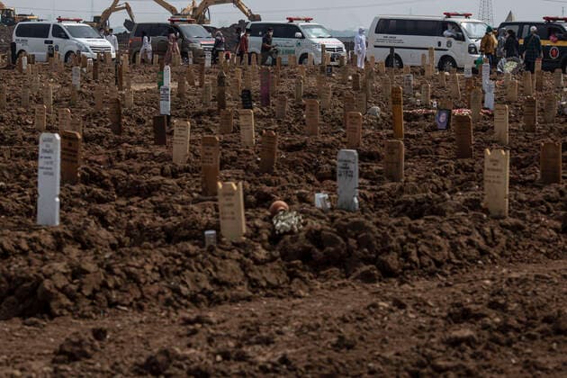 July 7, 2021, North Jakarta, Jakarta, Indonesia: Jakarta, Indonesia, 7 July 2021: Funeral atmosphere at the Rorotan Covid-19 Special Cemetery, North Jakarta. Indonesia has experienced a very significant spike in COVID-19 deaths since Eid al-Fitr. In one day, the Rorotan Covid-19 special funeral received more than 100 bodies. North Jakarta Indonesia - ZUMAh128 20210707_zap_h128_001 Copyright: xDonalxHusnix