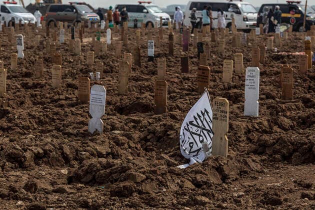 July 7, 2021, North Jakarta, Jakarta, Indonesia: Jakarta, Indonesia, 7 July 2021: Funeral atmosphere at the Rorotan Covid-19 Special Cemetery, North Jakarta. Indonesia has experienced a very significant spike in COVID-19 deaths since Eid al-Fitr. In one day, the Rorotan Covid-19 special funeral received more than 100 bodies. North Jakarta Indonesia - ZUMAh128 20210707_zap_h128_003 Copyright: xDonalxHusnix